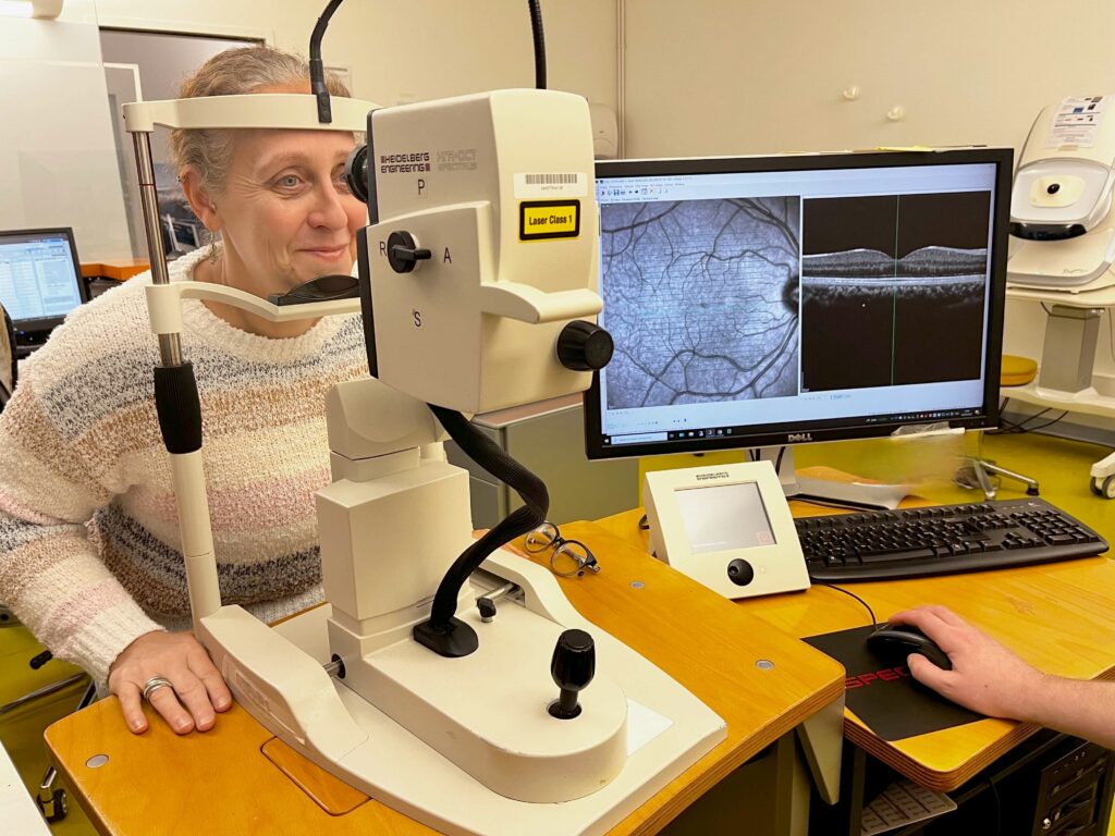 Examen d'un œil par Tomographie par Cohérence Optique (OCT) au Centre Rétine Mathilde
